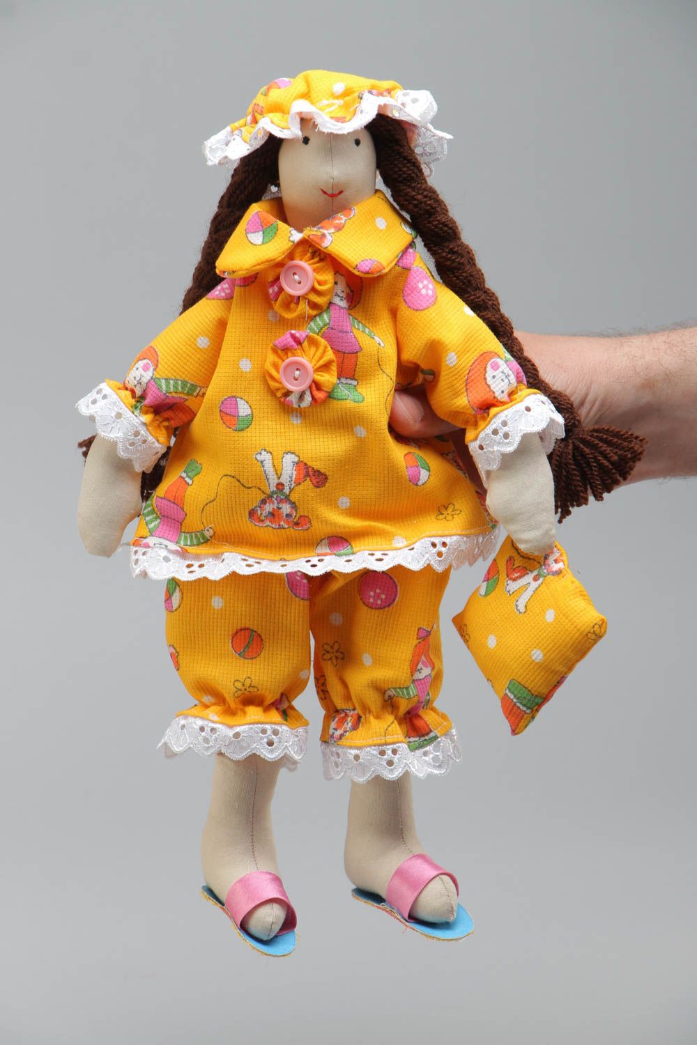 Künstlerische Puppe aus Textil in gelber Kleidung und mit langen Zöpfen handmade foto 5