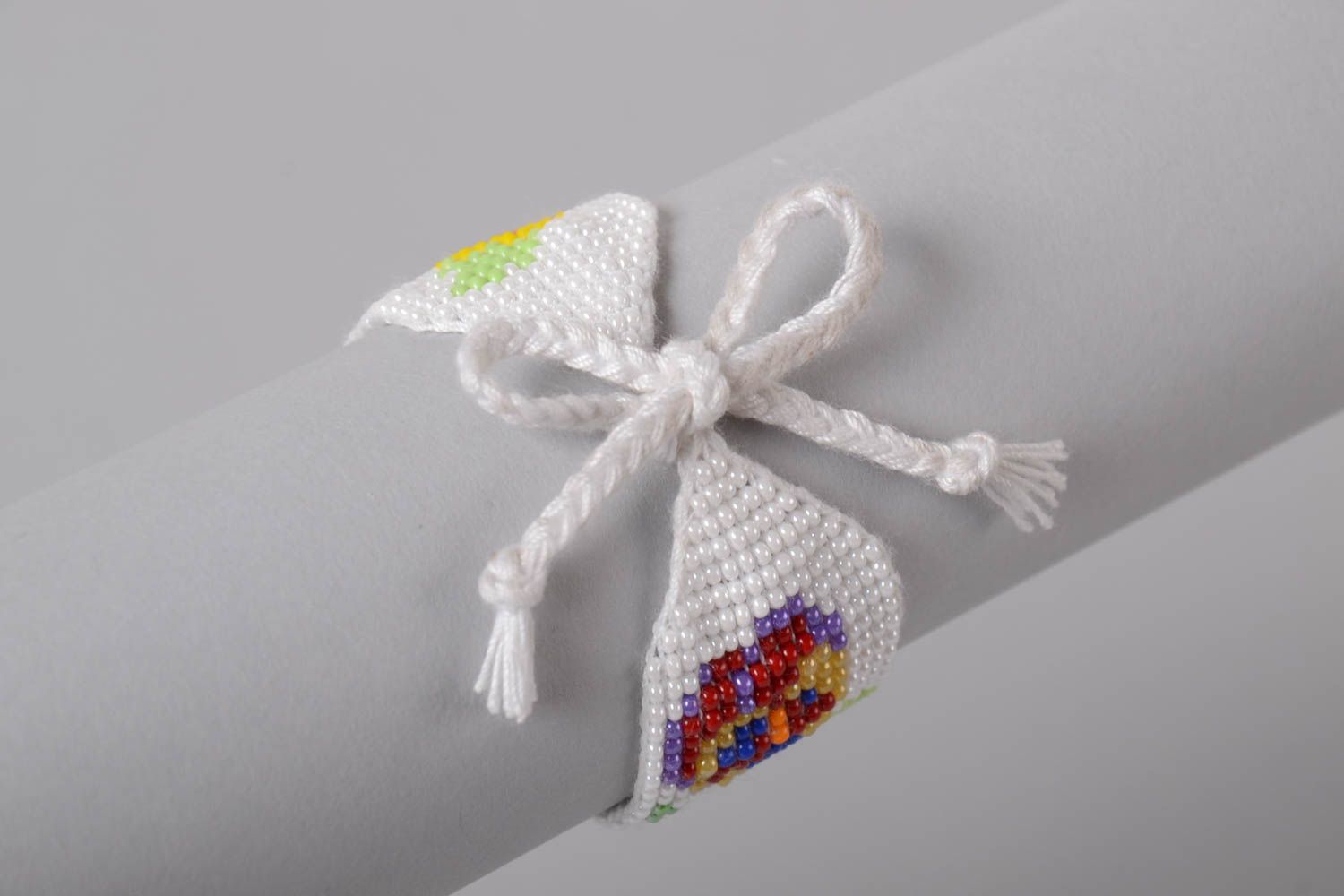 Bracelet large en perles de rocaille fait main blanc avec fleurs style ethnique photo 2