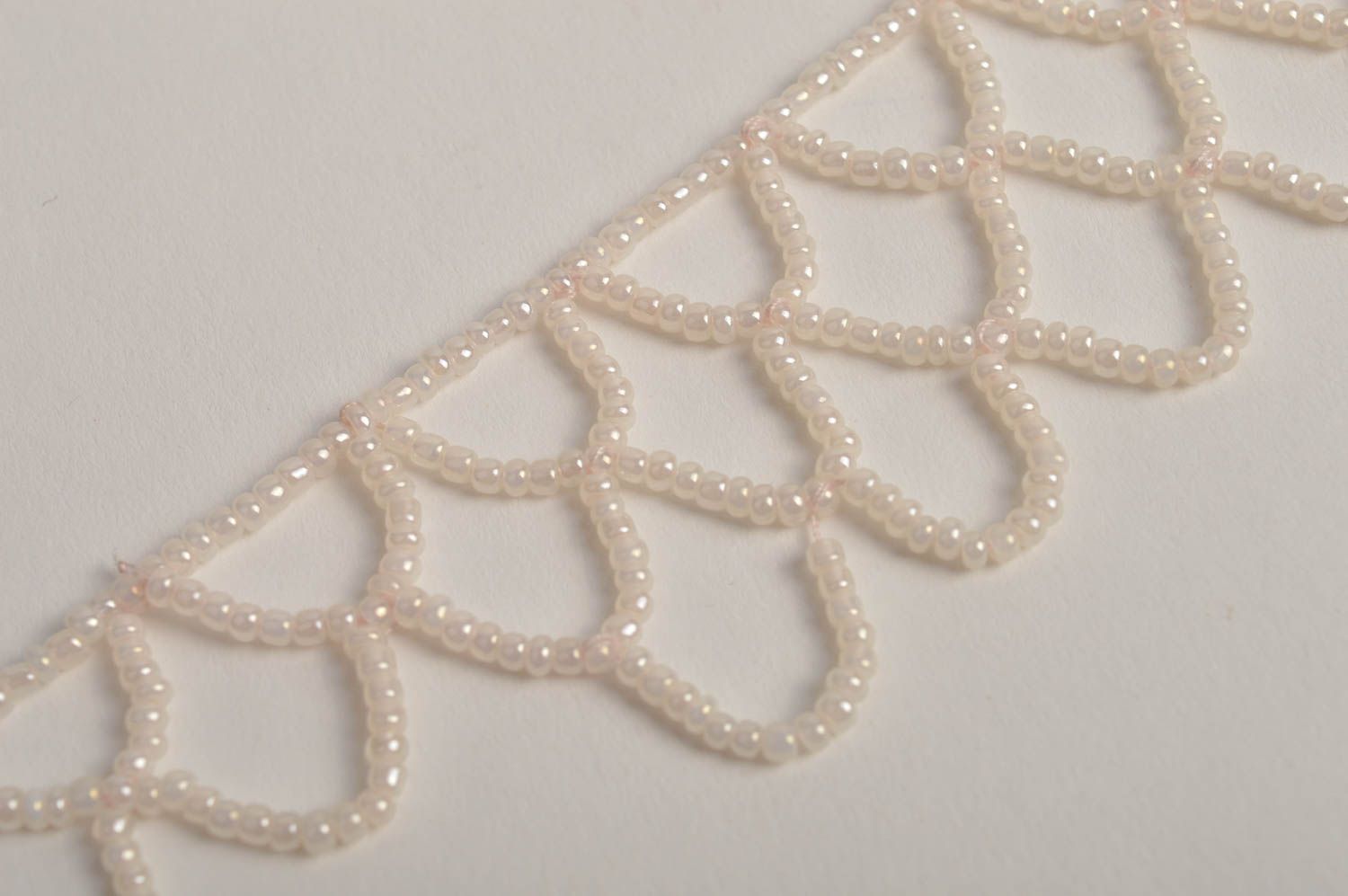 Белое украшение ручной работы ожерелье из бисера нежное колье из бисера фото 5