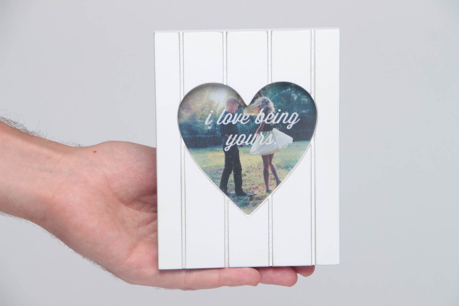 Handgemachter weißer Fotorahmen aus Holz mit Herzen schön auf Ständer foto 5