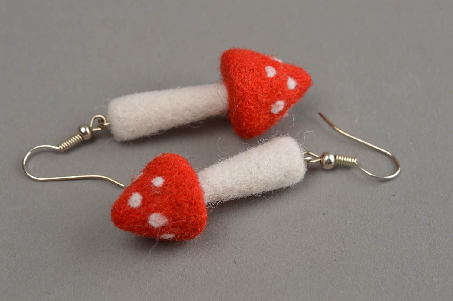 Boucles d'oreilles en laine feutrée pendantes faites main en forme d'amanite photo 3