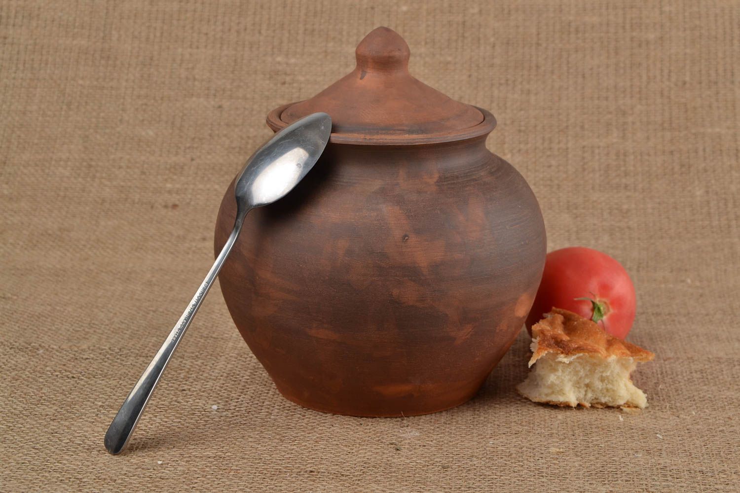 Pot en terre cuite avec couvercle marron foncé pour cuisson fait main 1.8 l photo 1