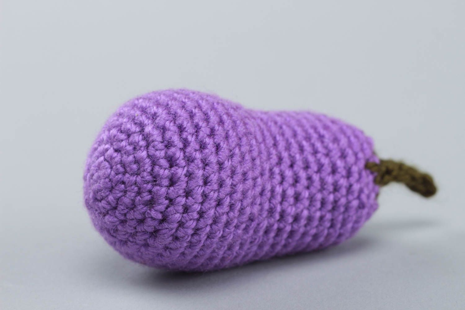 Petit jouet mou tricoté fait main en fils acryliques aubergine décoration photo 2