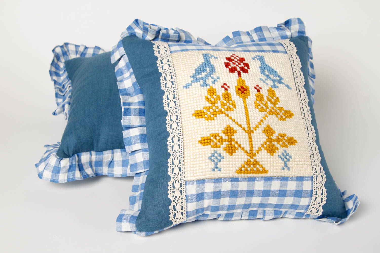 Милая подушка на диван подарок ручной работы декоративная подушка с вышивкой фото 1