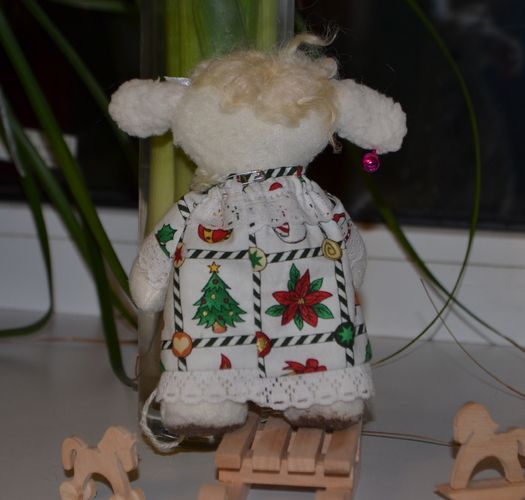 Jouet décoratif en tissu et laine fait main Mouton en vêtement de Noёl photo 1
