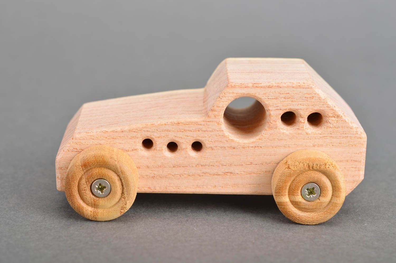 Jouet à roulettes voiture en bois fait main original écologique pour un garçon photo 2