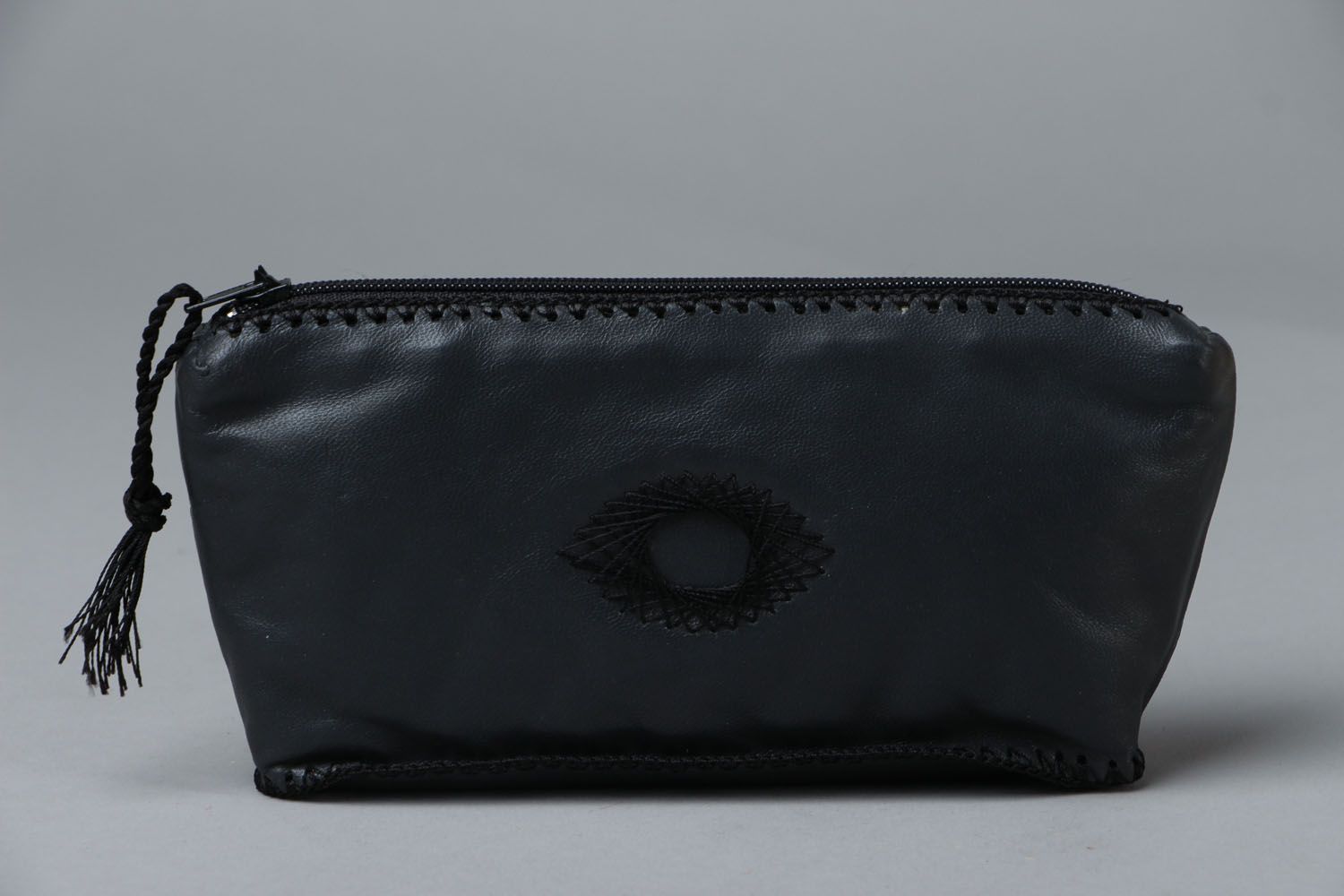 Black leather beauty bag with embroidery photo 1