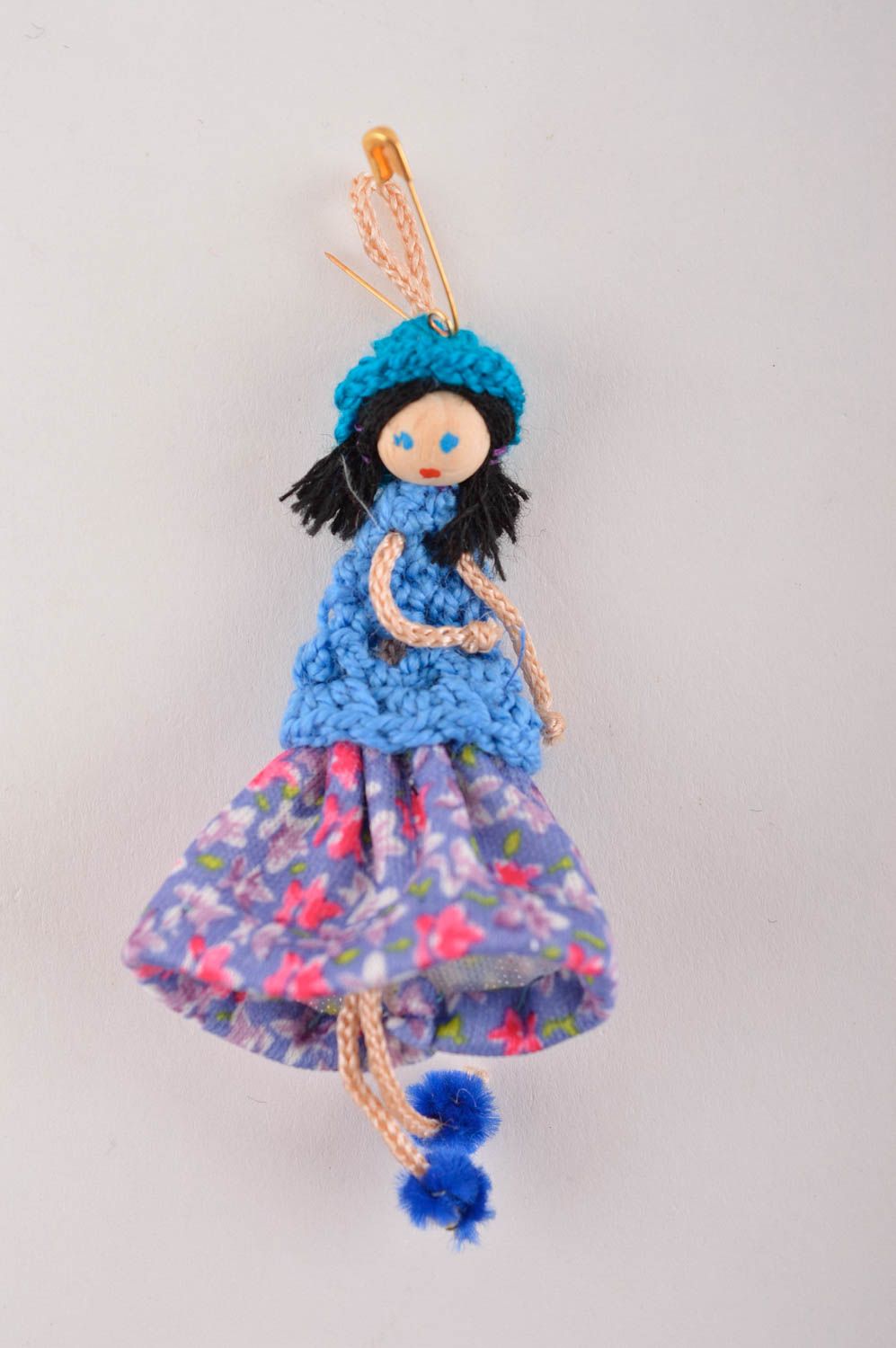 Broche hecho a mano llavero original muñeca con vestido azul accesorio de moda foto 4