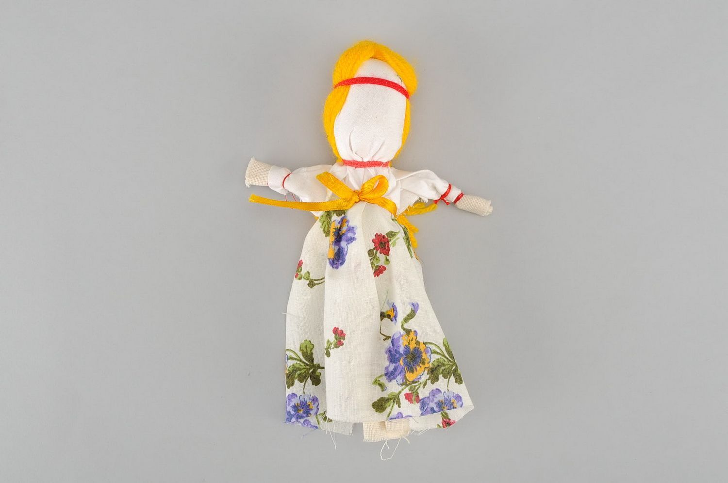 Bambola di stoffa fatta a mano amuleto talismano giocattolo etnico slavo foto 3