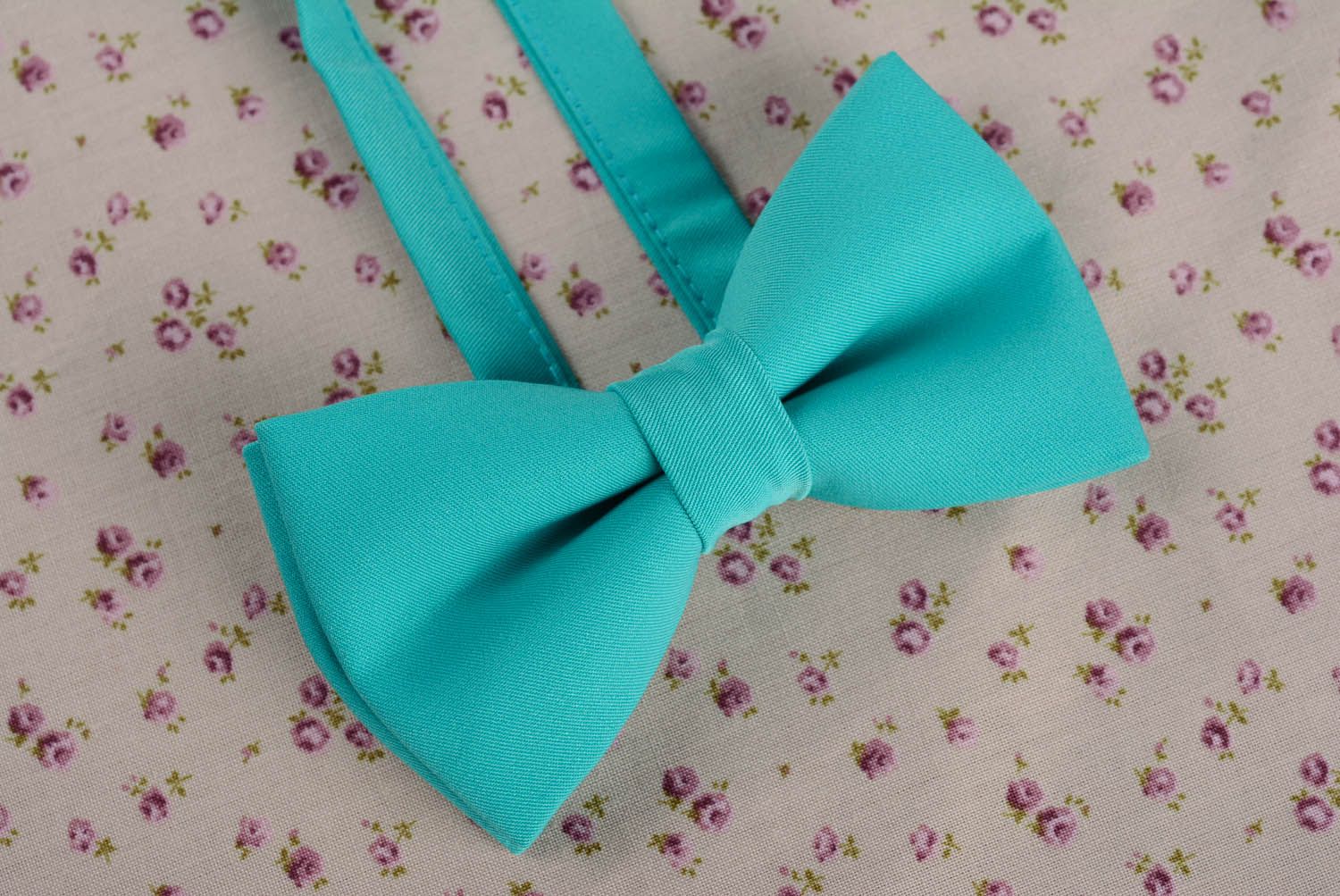 Gravata borboleta costurada de gabardine azul-turquesa foto 3