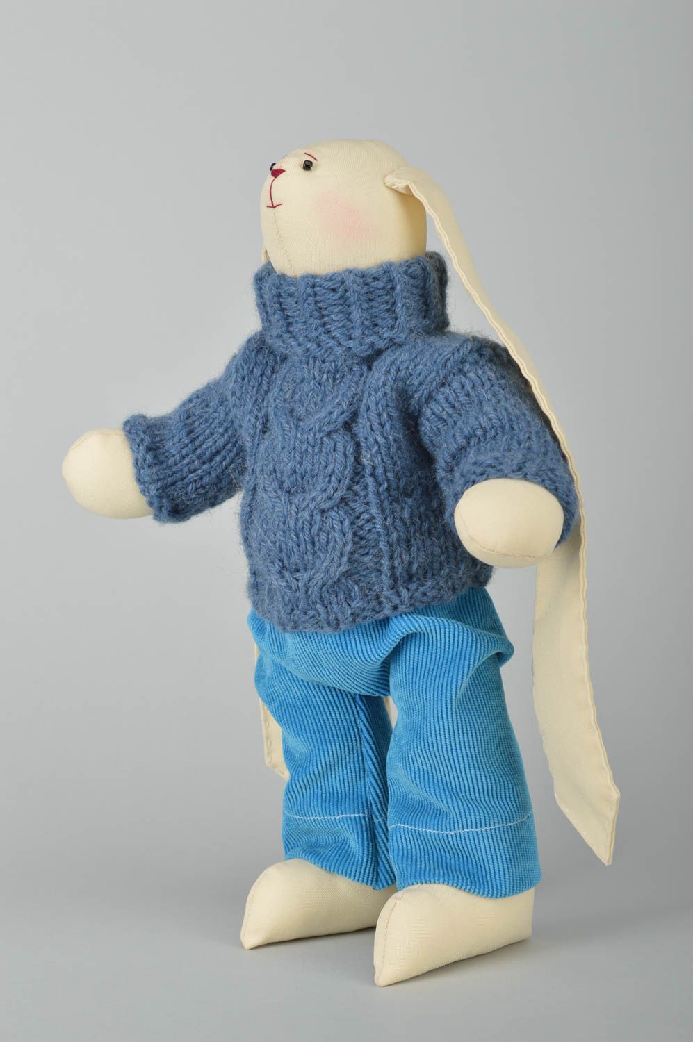 Jouet lapin fait main Peluche en tissu avec vêtements tricotés Cadeau enfant photo 2