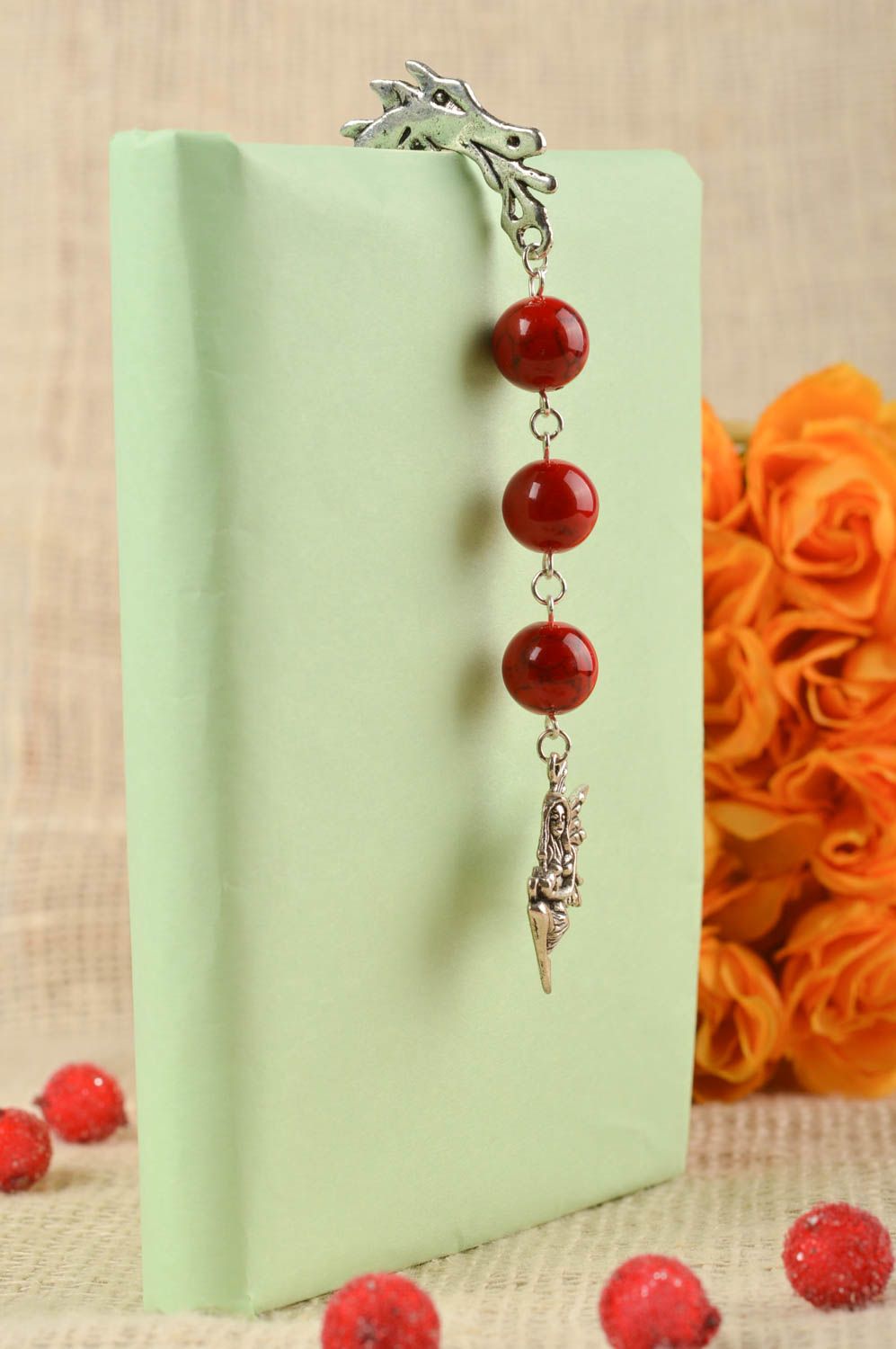 Marque-page breloque fée fait main perles rouges Accessoire lecture Idée cadeau photo 1