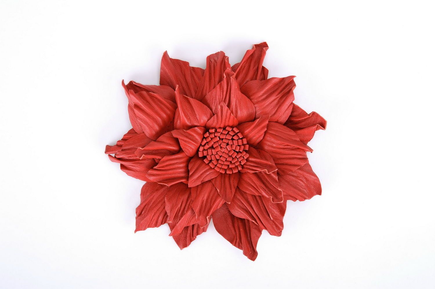 Broche en cuir en forme de fleur rouge photo 1