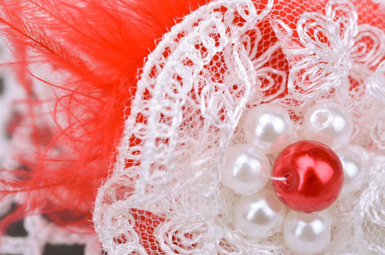 Handmade crochet elastic headband with miniature top hat white and red for babies photo 5