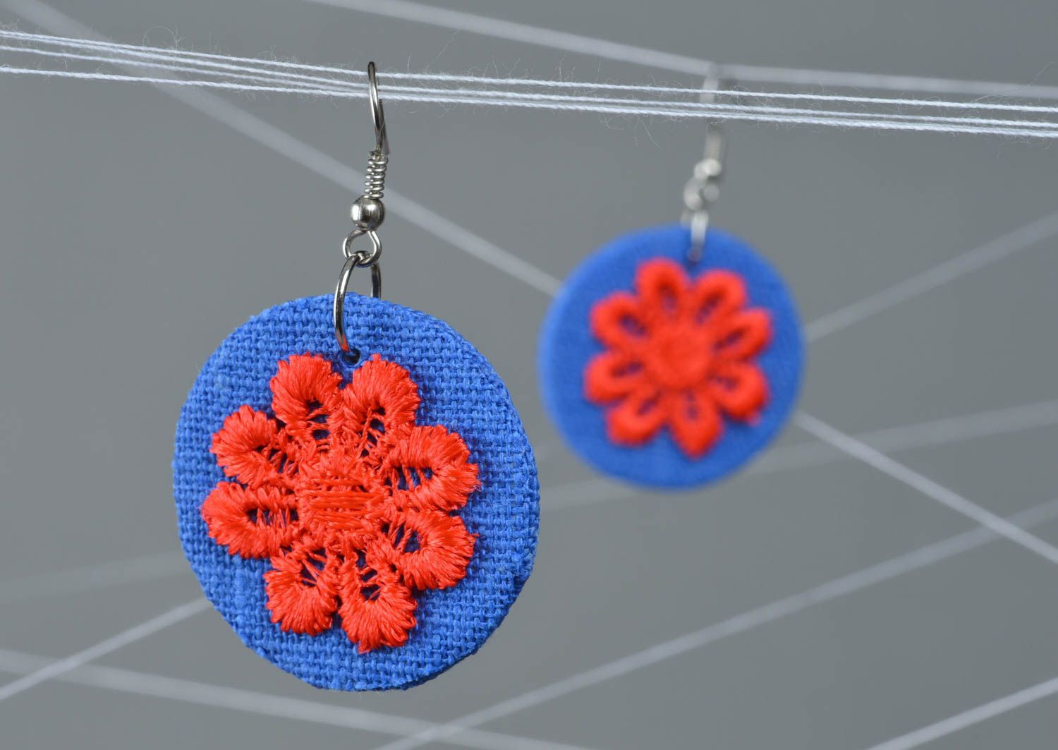 Серьги круглые из ткани с ажурным цветком синие с красным подвески ручная работа фото 1