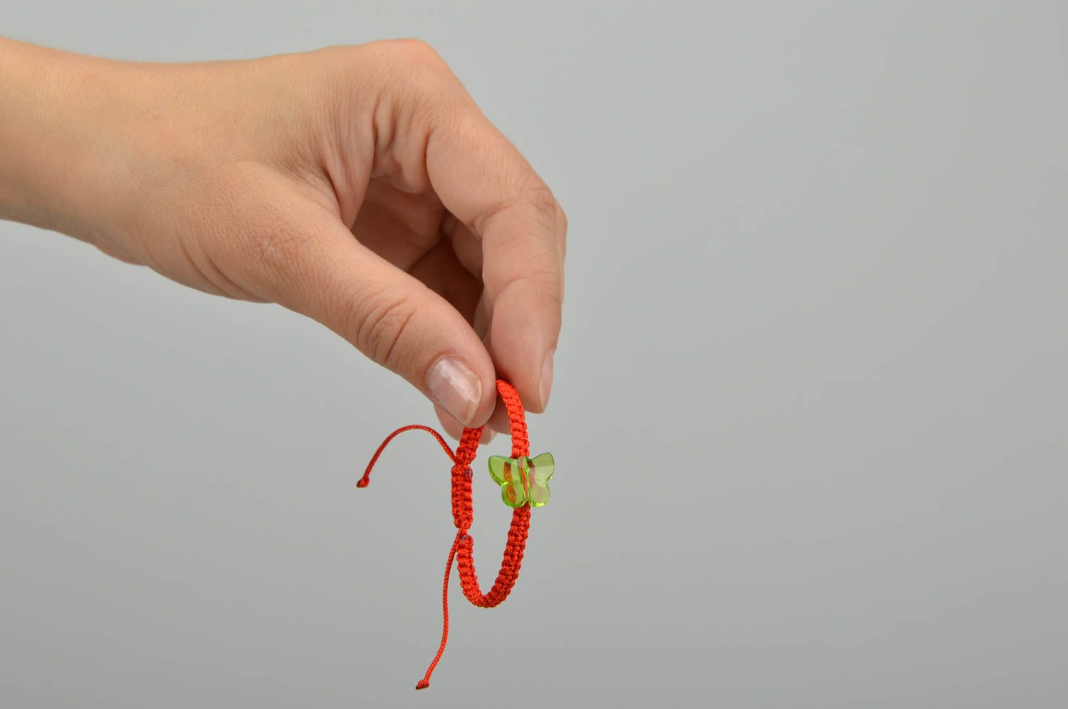 Bracelet tressé rouge en lacet ciré avec papillon en plastique fait main photo 2