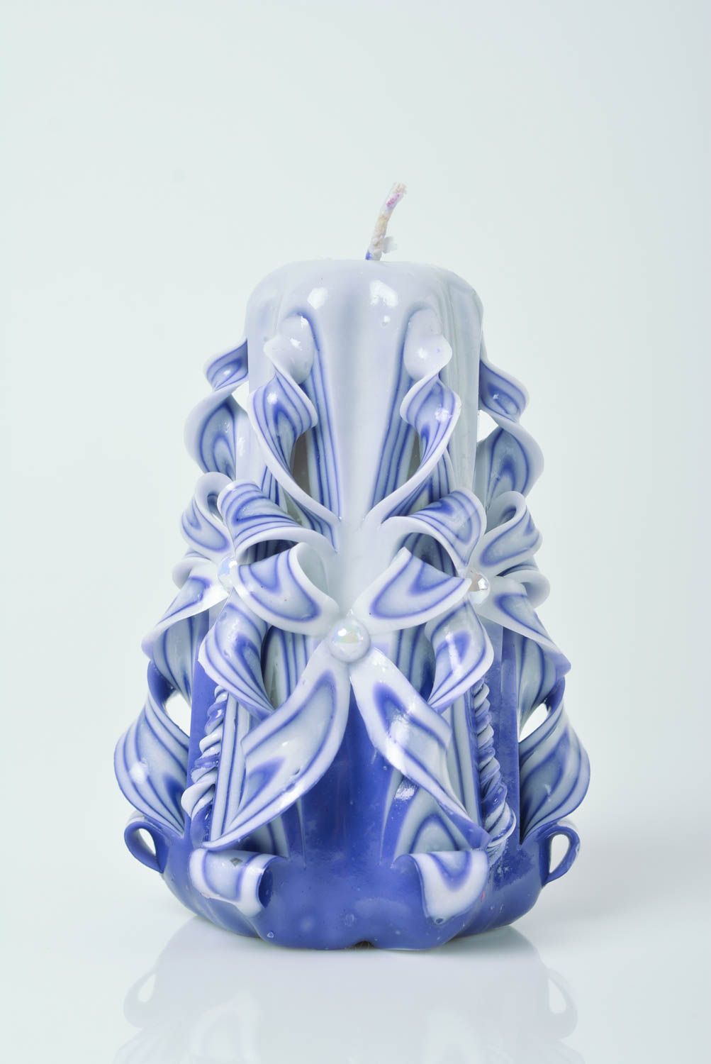 Weiß blaue schöne handgemachte Kerze aus Paraffin von der Hand geschnitten foto 1