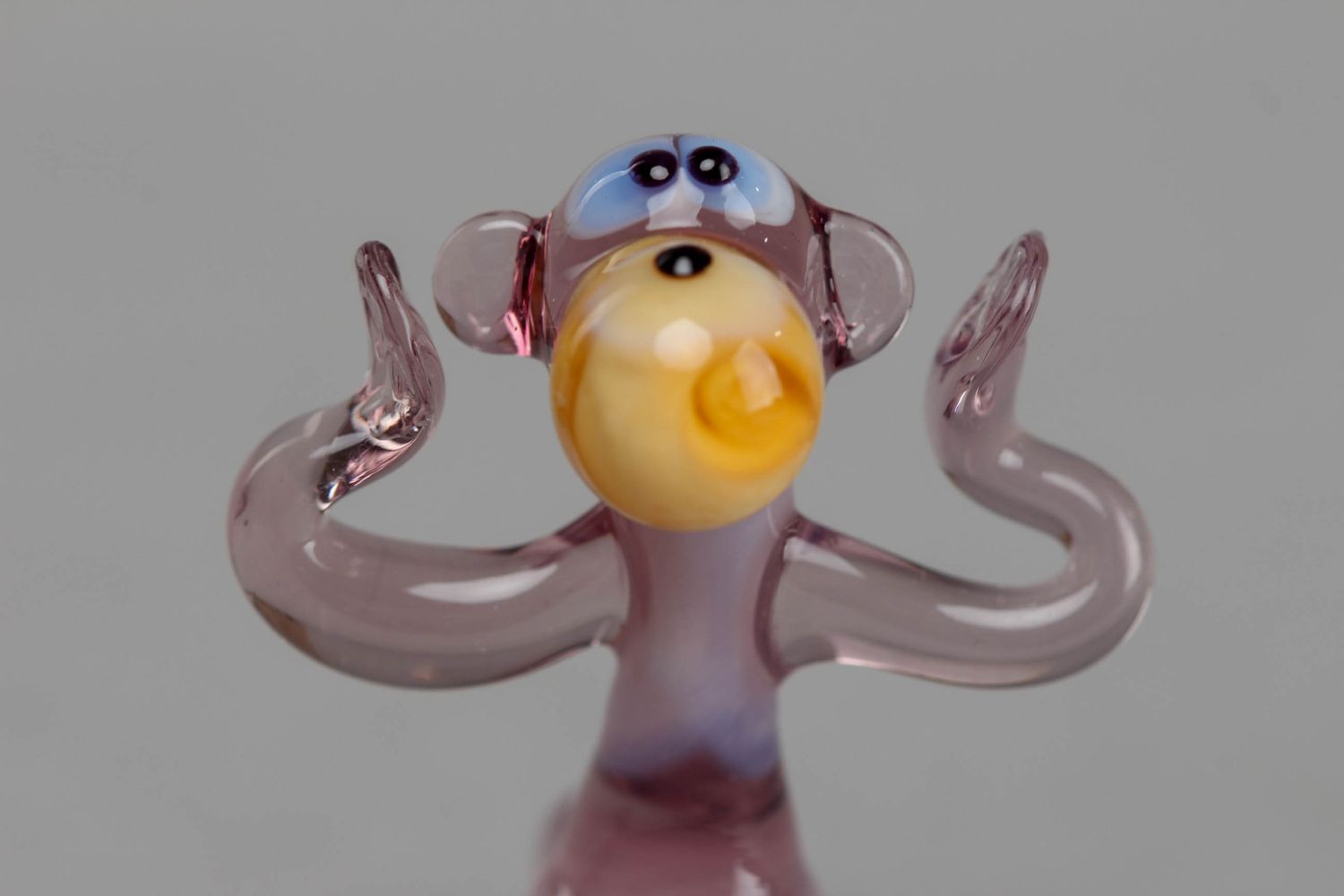 Стеклянная маленькая фигурка обезьянки ручной работы в технике лэмпворк фото 3