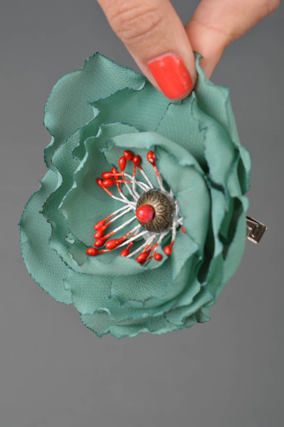 Barrette broche fleur verte en tissu avec perles fantaisie faite main design photo 3