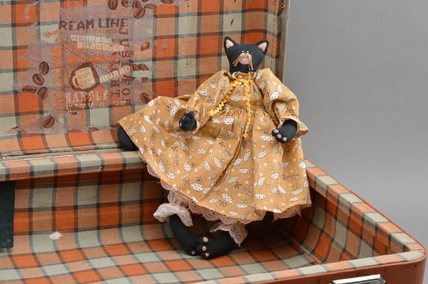 Peluche chat noir en robe beige originale faite main décor ou jouet pour enfant photo 1