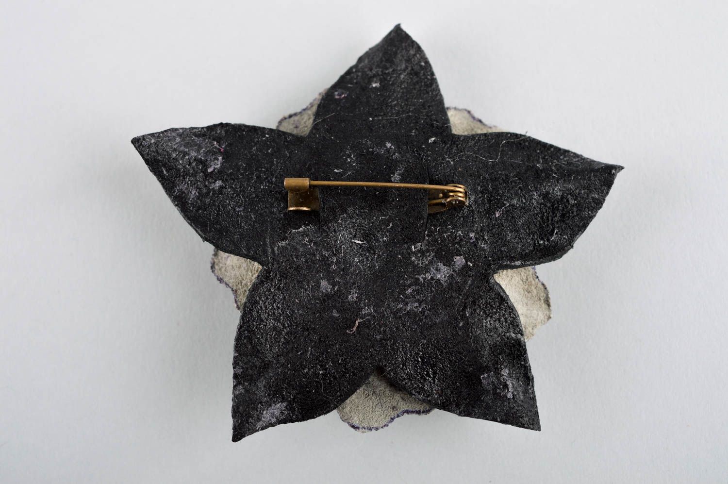 Broche en cuir Accessoire fait main fleur noir-argenté Cadeau pour femme photo 3