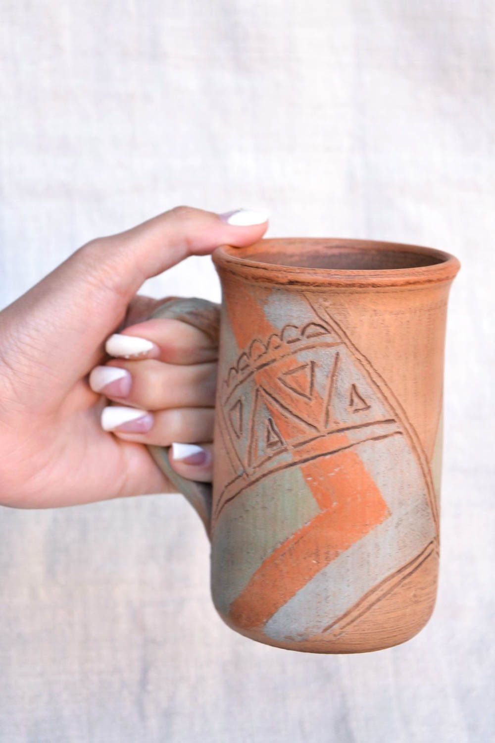 Tasse en argile faite main Mug marron avec ornements Vaisselle originale 40 cl photo 2