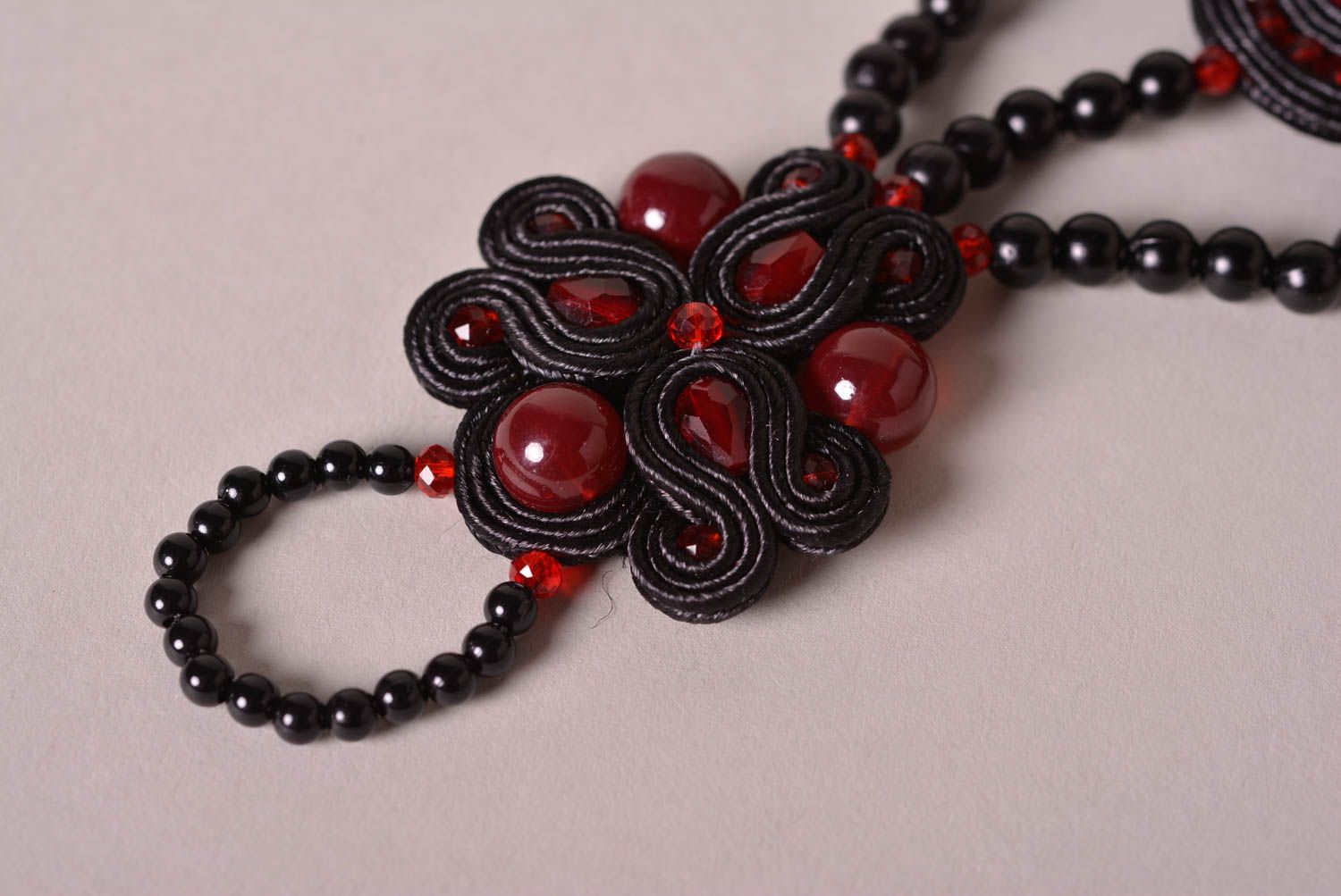 Bracelet textile Bijou fait main noir et rouge soutache Accessoire original photo 3