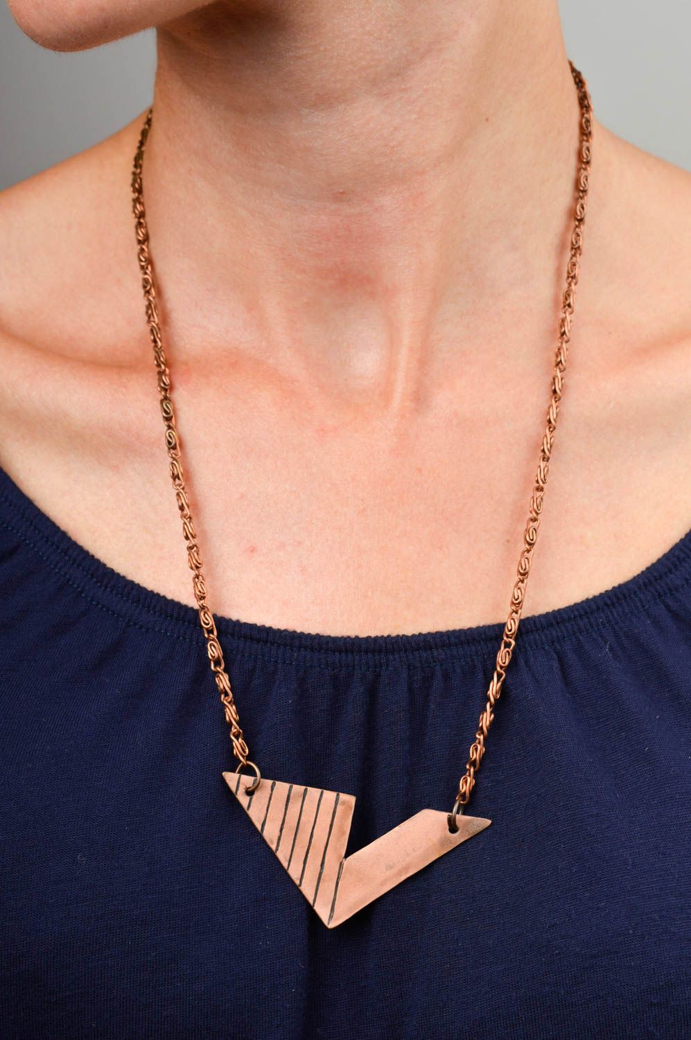 Pendentif en métal cuivre Bijou fait main zigzag design Accessoire femme photo 1