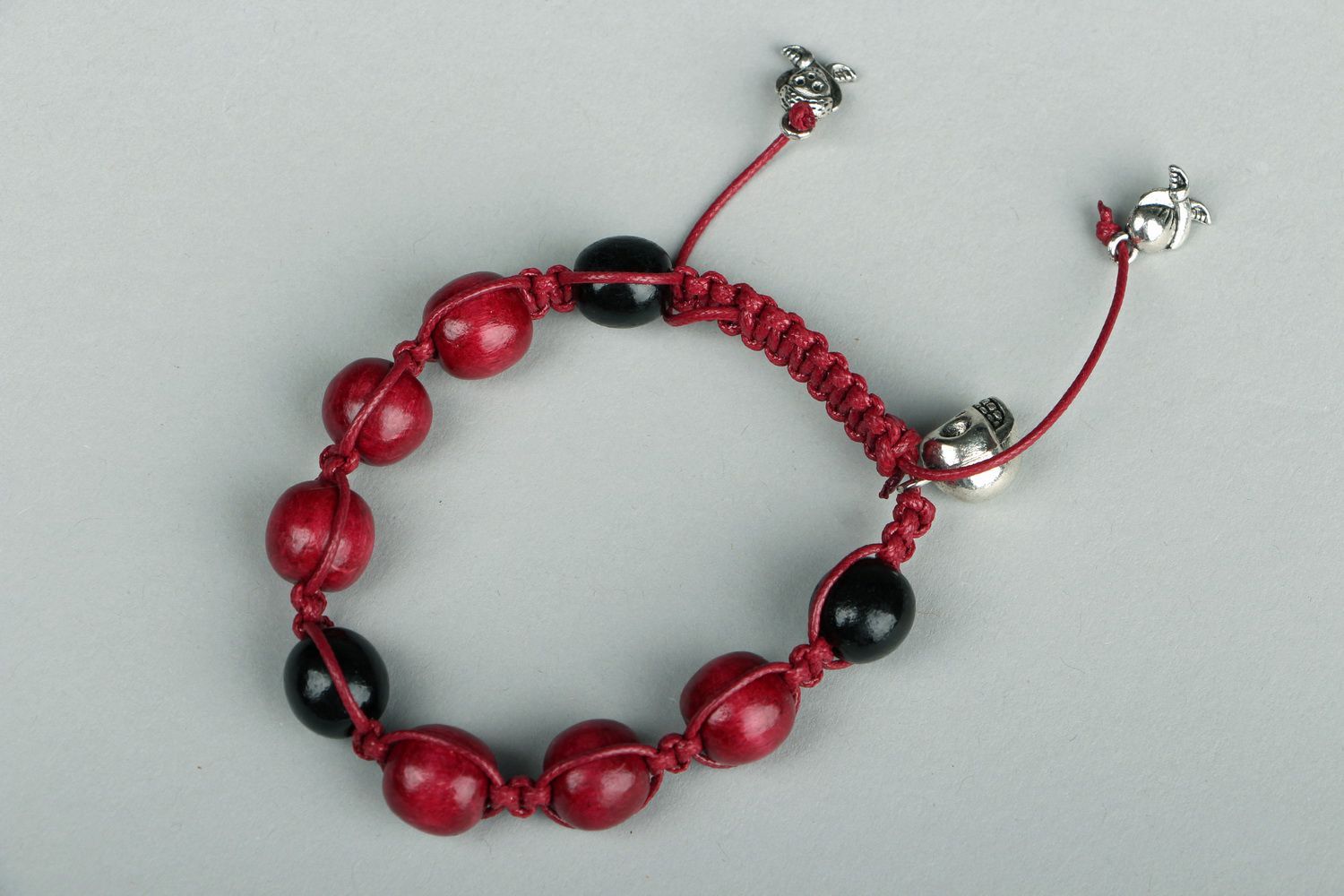 Handgemachtes rotes Armband aus Holzperlen foto 3