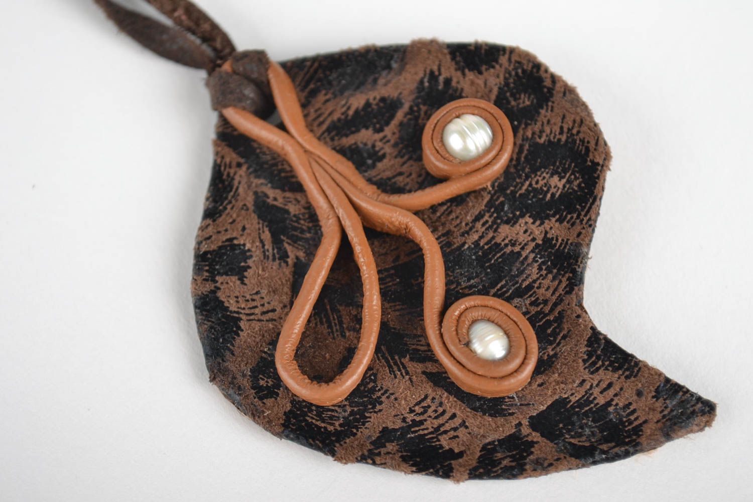 Pendentif en cuir naturel Bijou fait main brun avec perles Accessoire femme photo 2