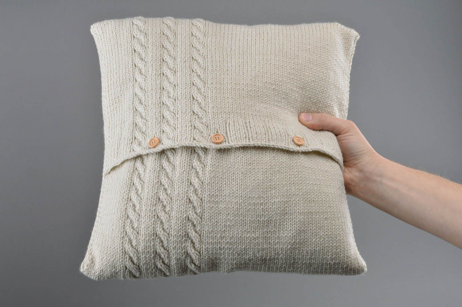 Almohada decorativa tejida para sofá artesanal gris claro con botones de madera foto 4