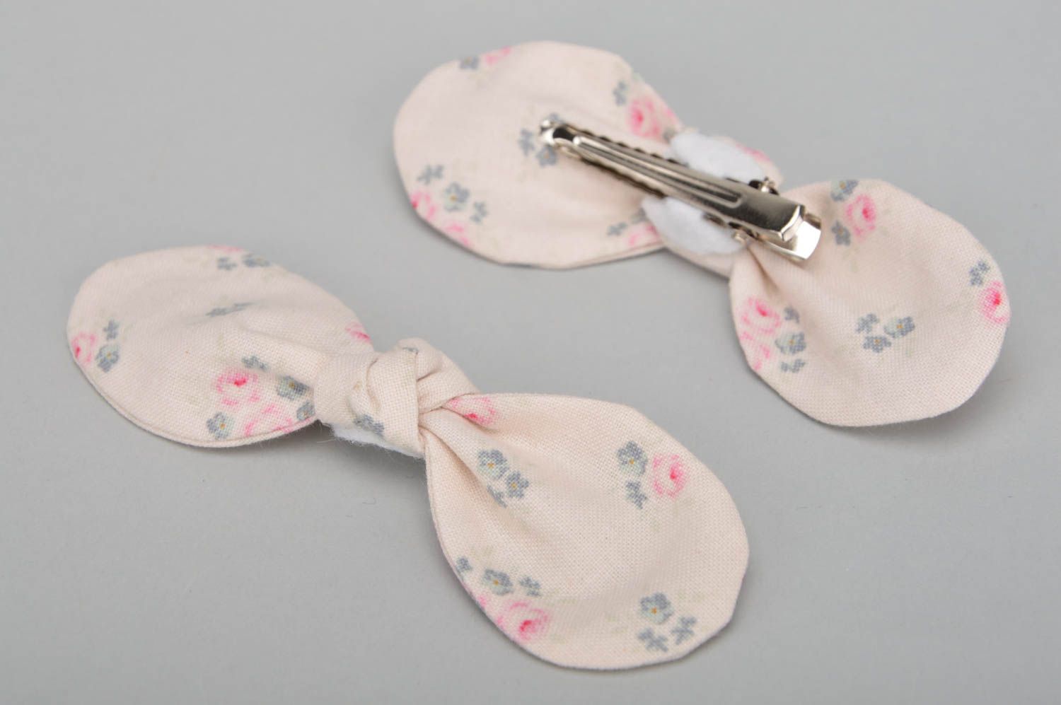 Set of 2 handmade decorative hair clips with fabric bows with light floral print photo 5