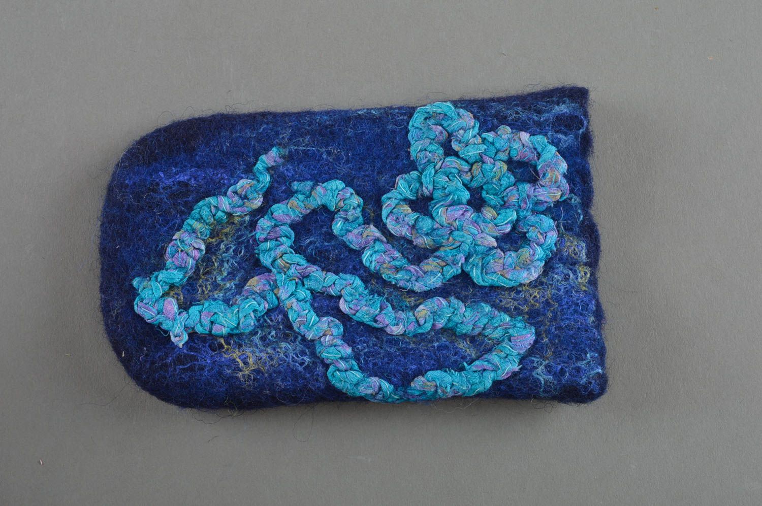 Blaue kleine feine schöne handgemachte Handyhülle aus Wolle mit Mustern foto 3