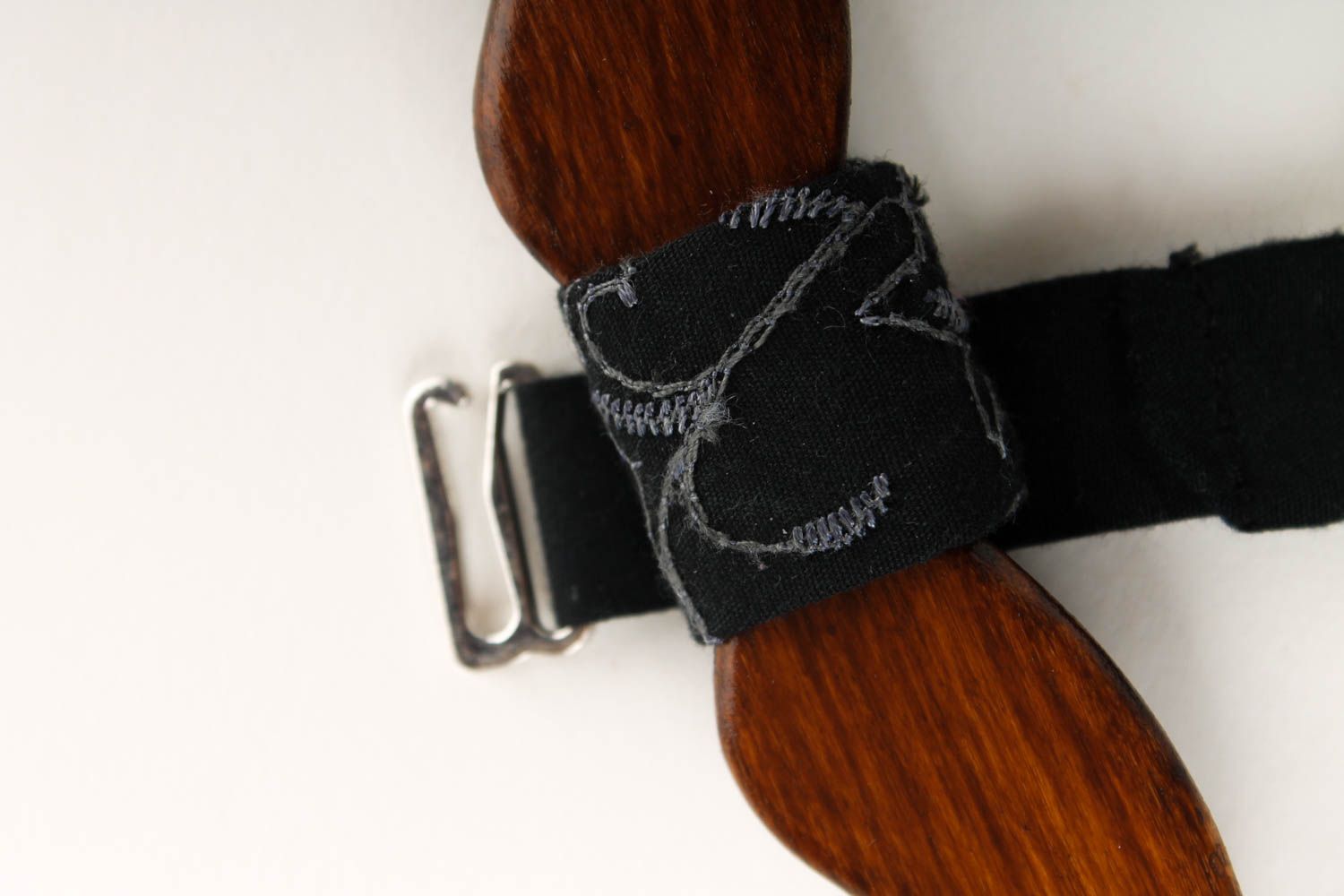 Corbata de lazo artesanal pajarita moderna de madera de haya accesorio unisex foto 3