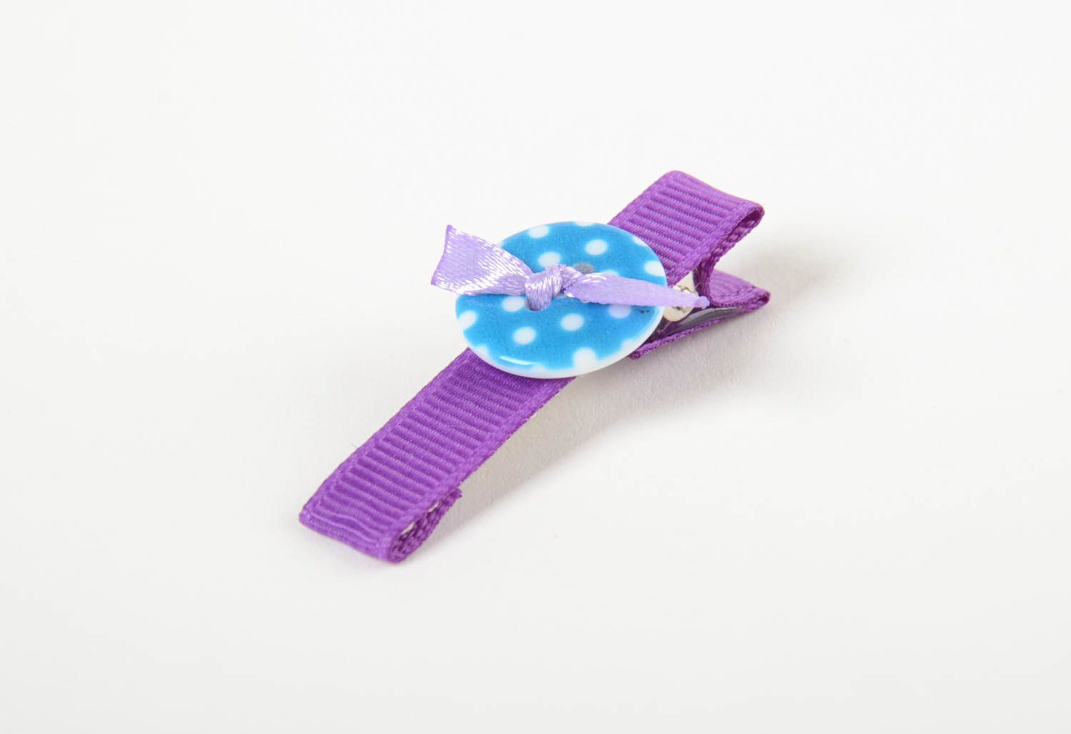 Фиолетовая заколка для волос из репсовой ленты с пуговичкой детская хэнд мэйд фото 2