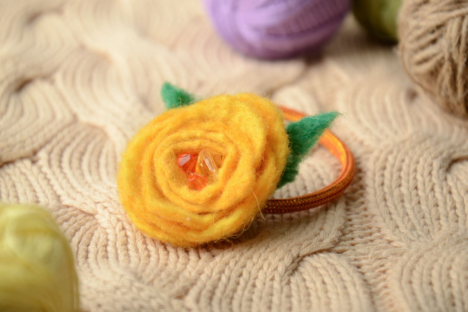 Handmade Haargummi mit Blume und Kristallen aus Filz gelb foto 1