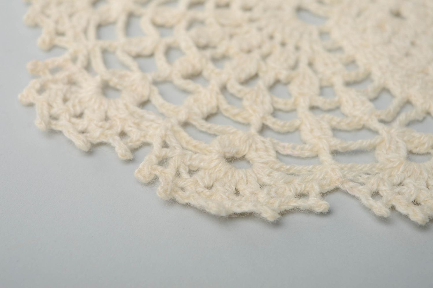 Serviette décorative tricotée au crochet de laine grise photo 4