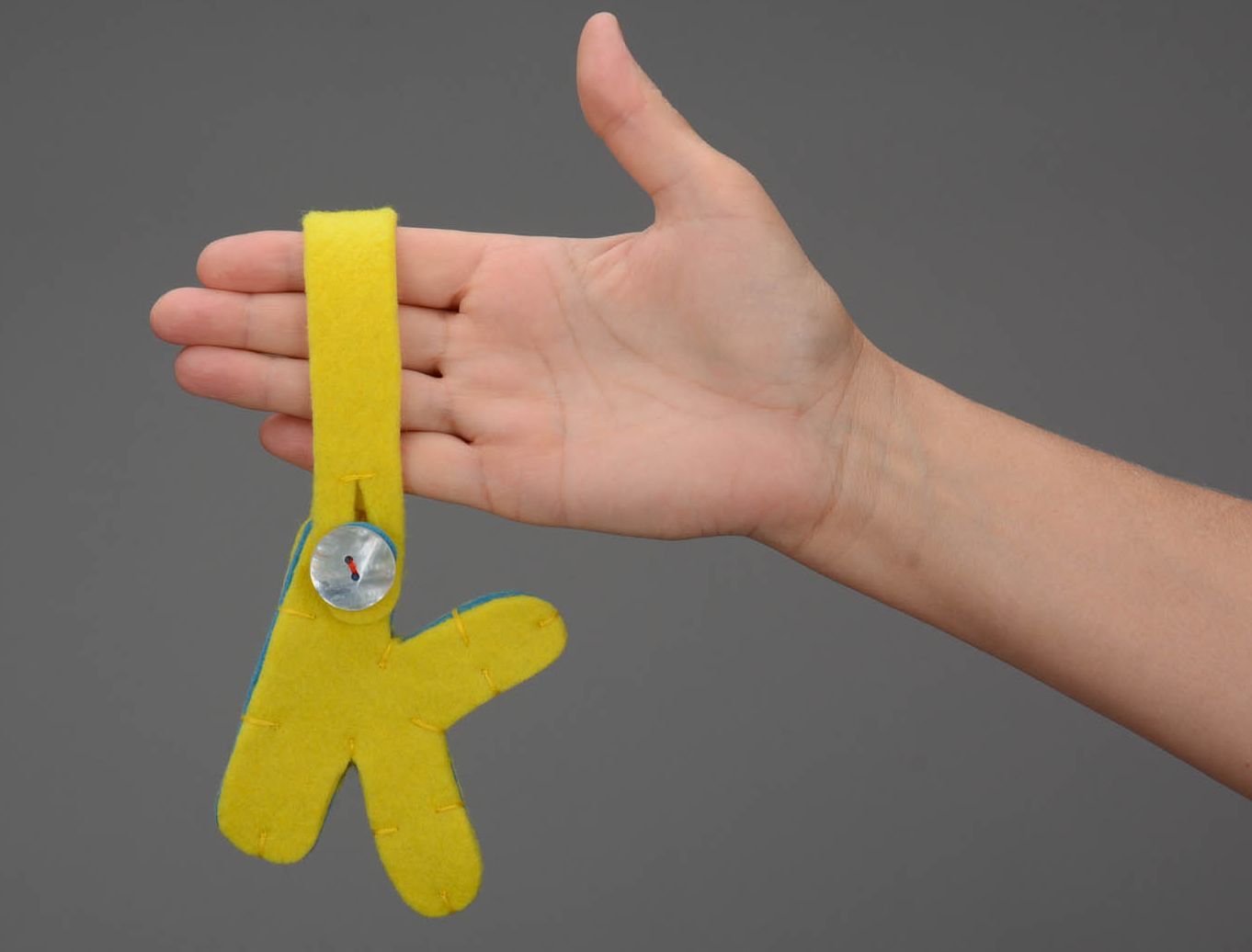 Suspension décorative lettre K en feutre jaune  photo 3