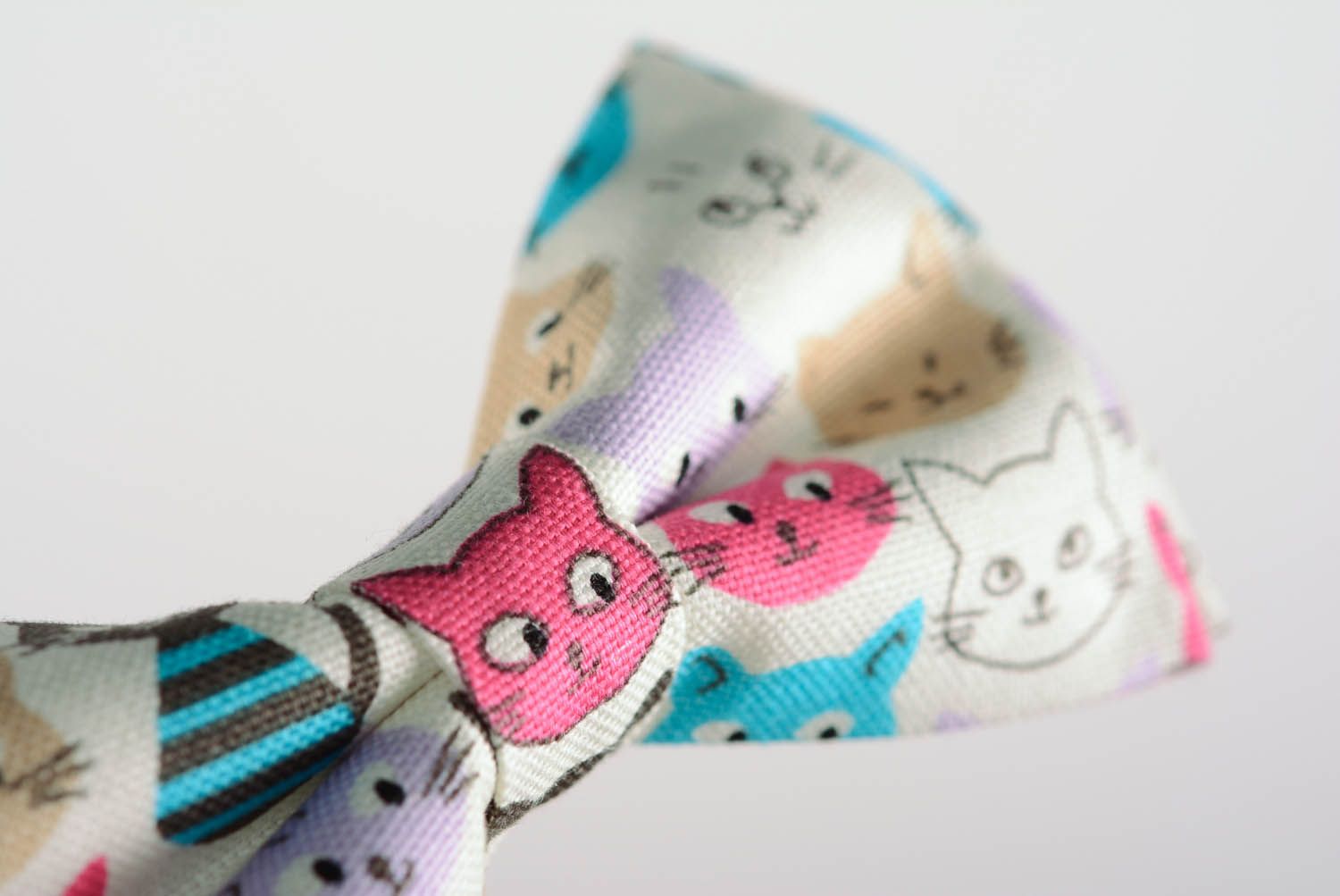 Gravata borboleta costurada de tecido Gatos foto 4