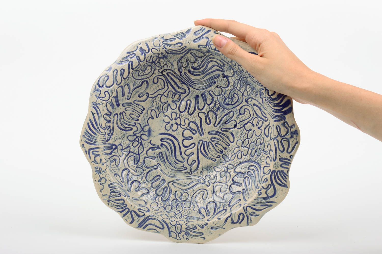 Plato de barro artesanal artículo de cerámica regalo original con ornamento foto 2