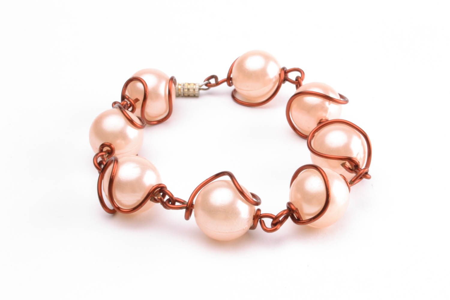 Bracelet de fil métallique et perles de verre roses photo 3