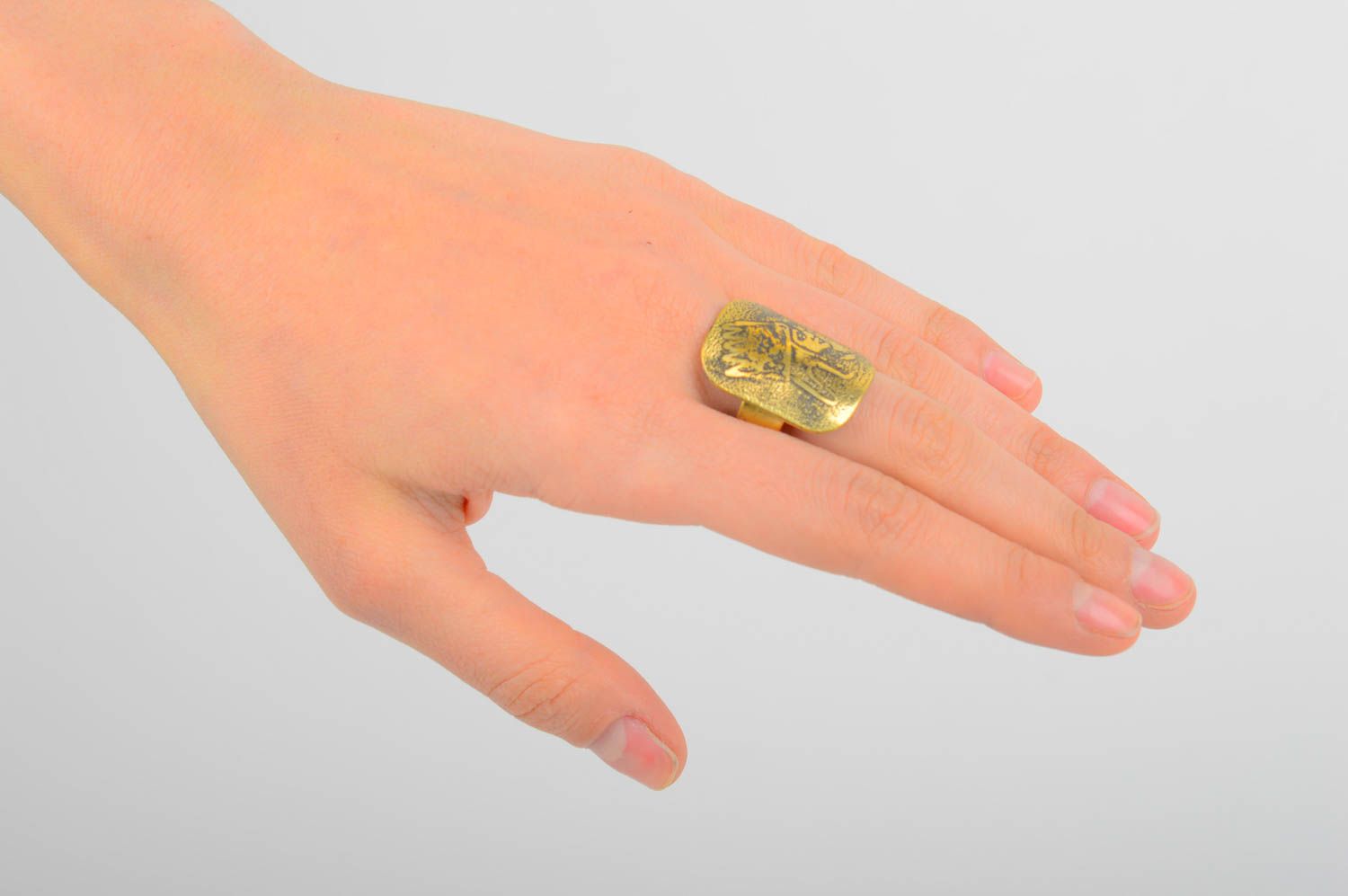 Кольцо ручной работы крупное красивое кольцо из латуни украшение из металла фото 1