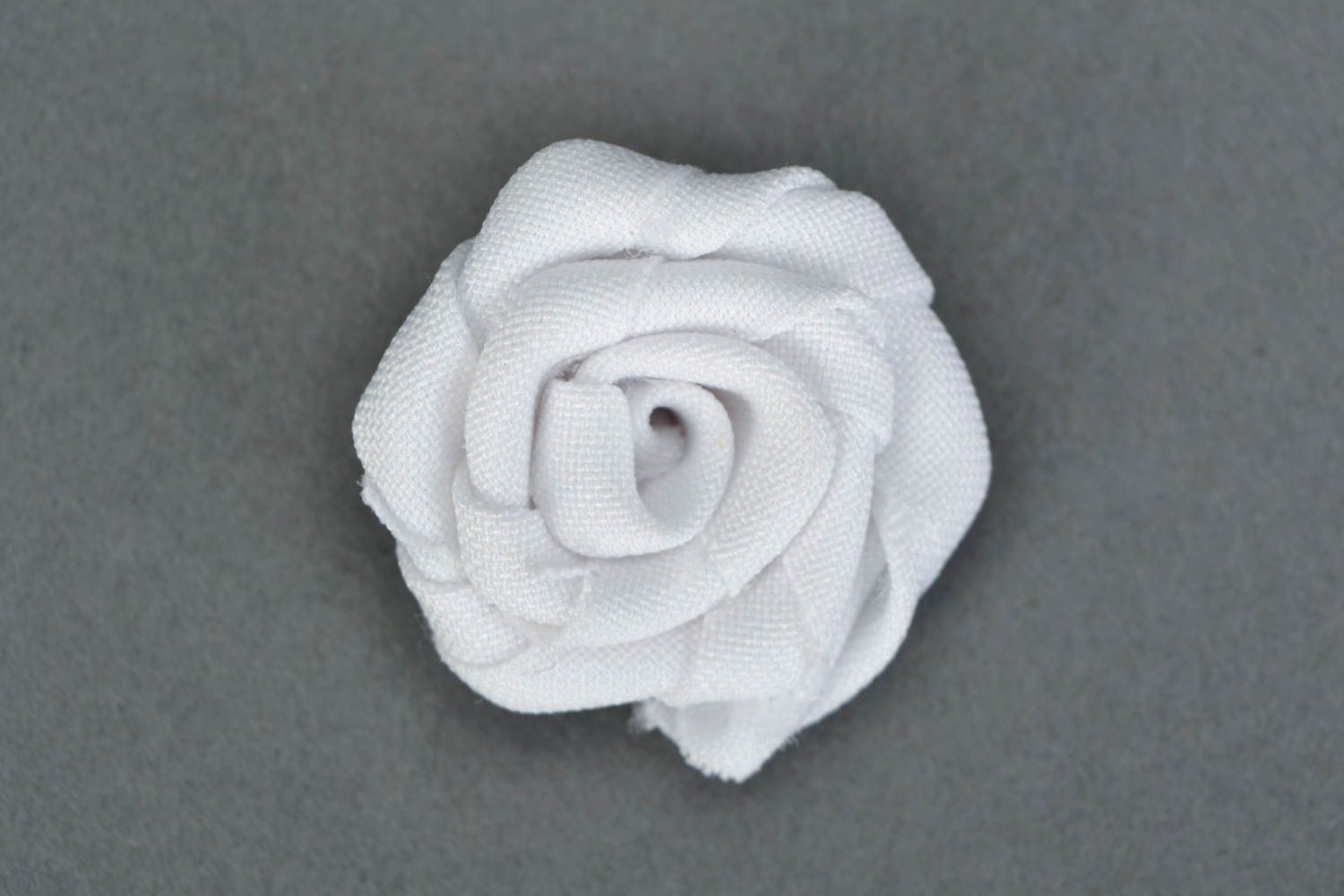 Petite fleur artificielle en tissu blanche faite main pour broche ou barette photo 1