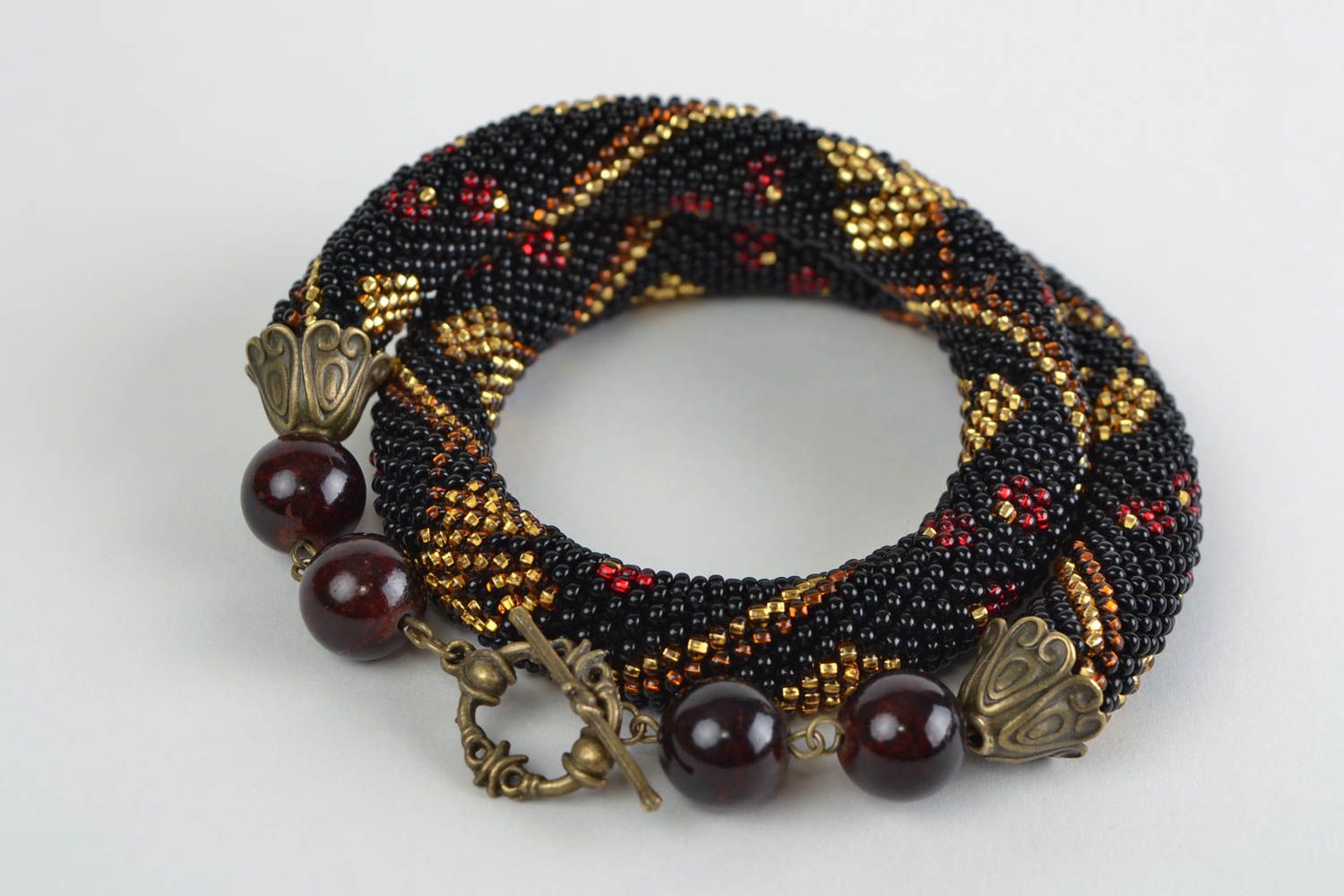 Ожерелье из бисера колье жгут ручной работы плетеное крючком черное с золотом фото 3