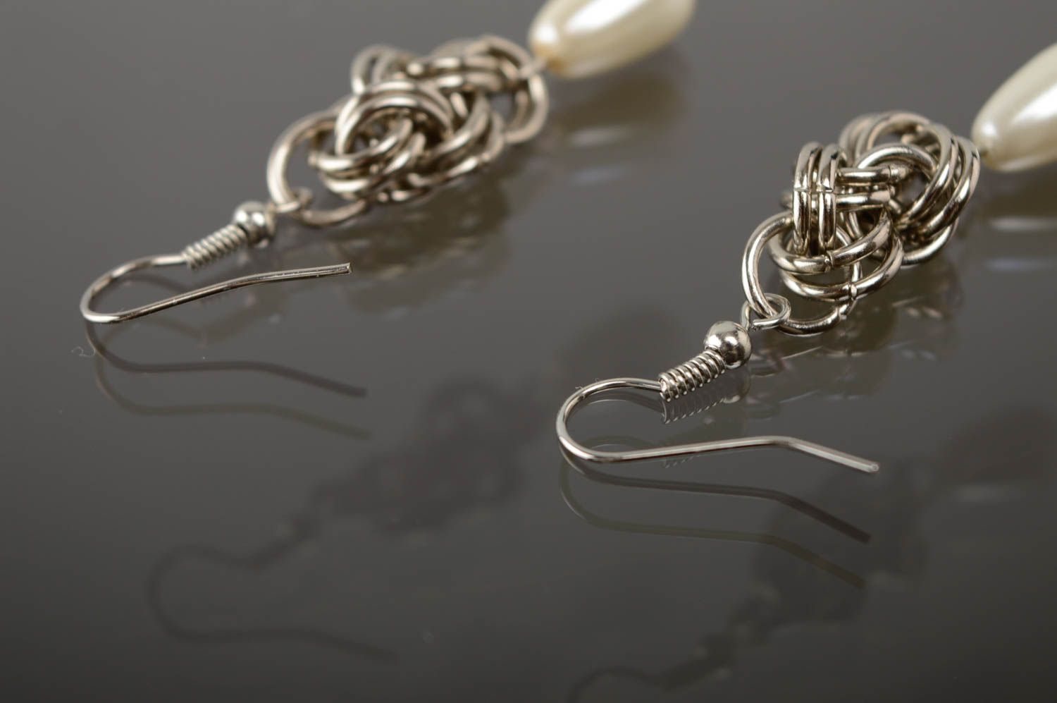 Longues boucles d'oreilles en métal avec perles fantaisie blanches faites main photo 4