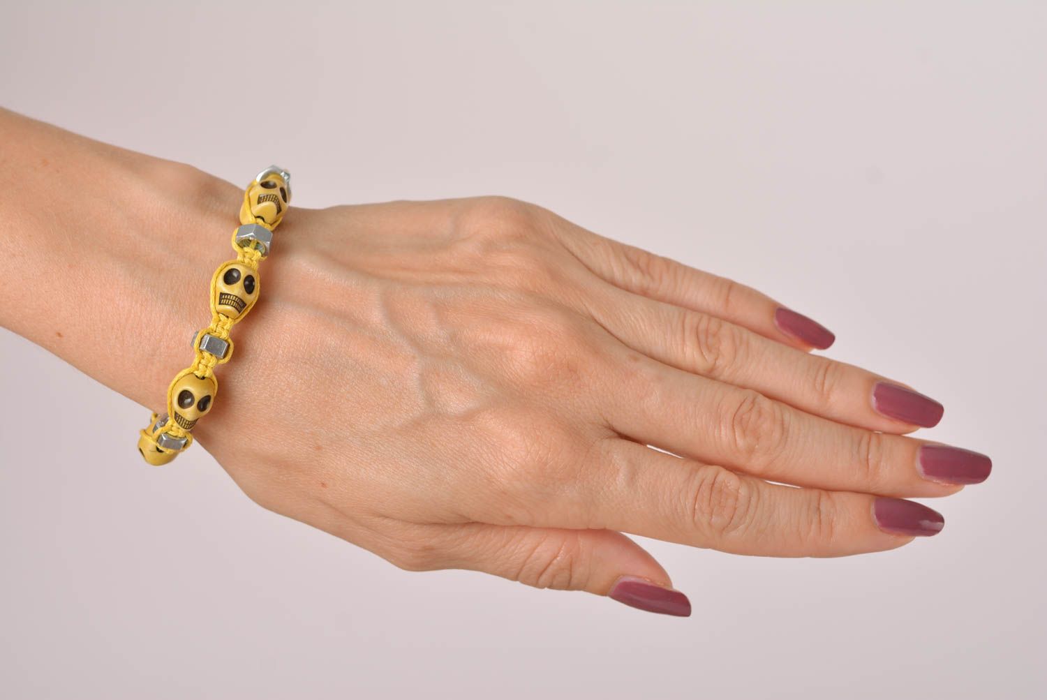 Bracelet original jaune Bijou fait main avec crânes et écrous Cadeau pour ado photo 3