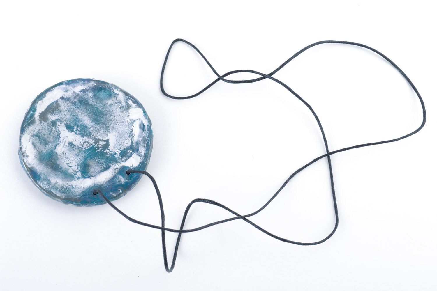 Кулон из глины ручной работы круглый голубой с белым на шнурке необычный модный фото 5
