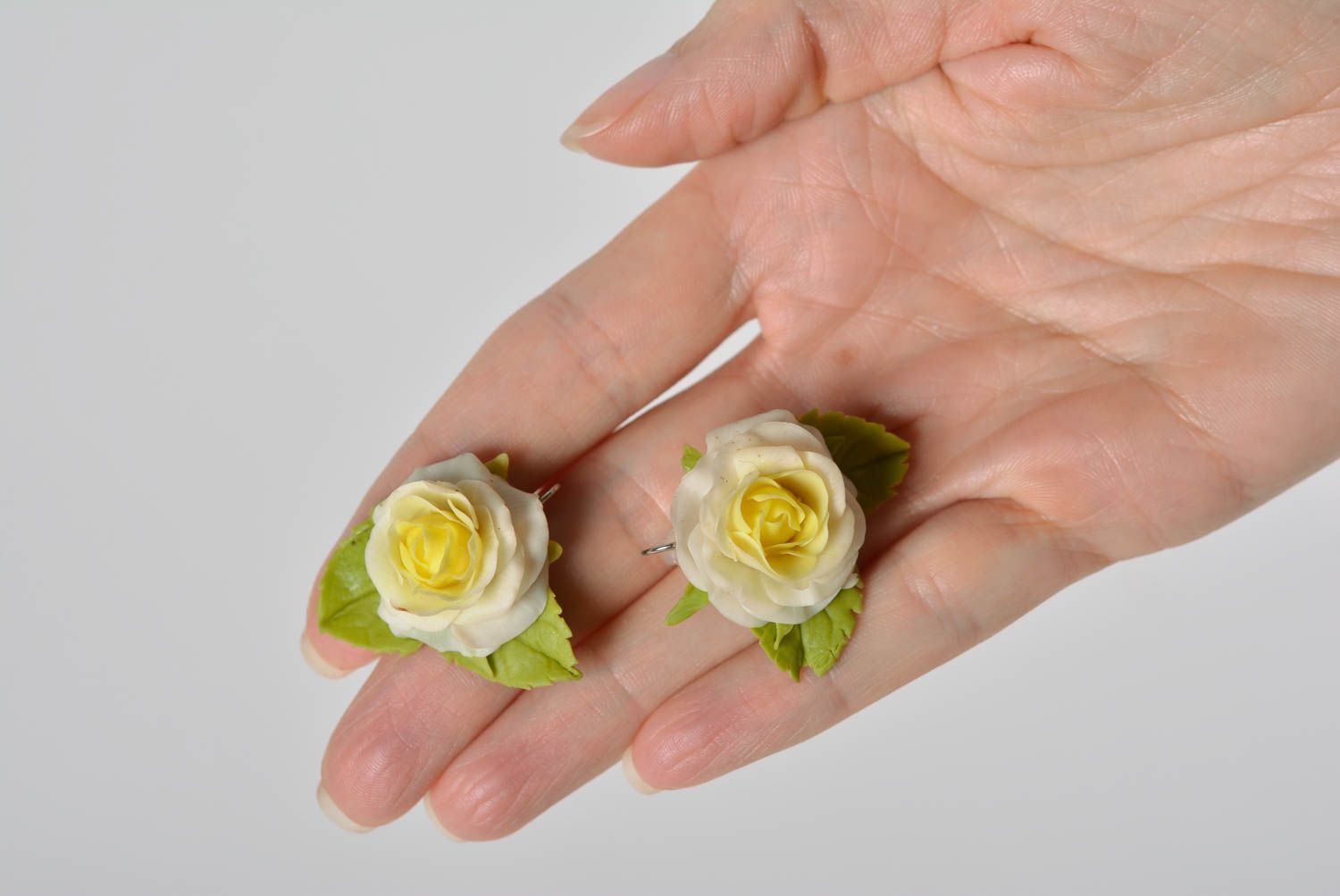 Boucles d'oreilles avec roses blanches en pâte polymère faites main pendantes photo 5