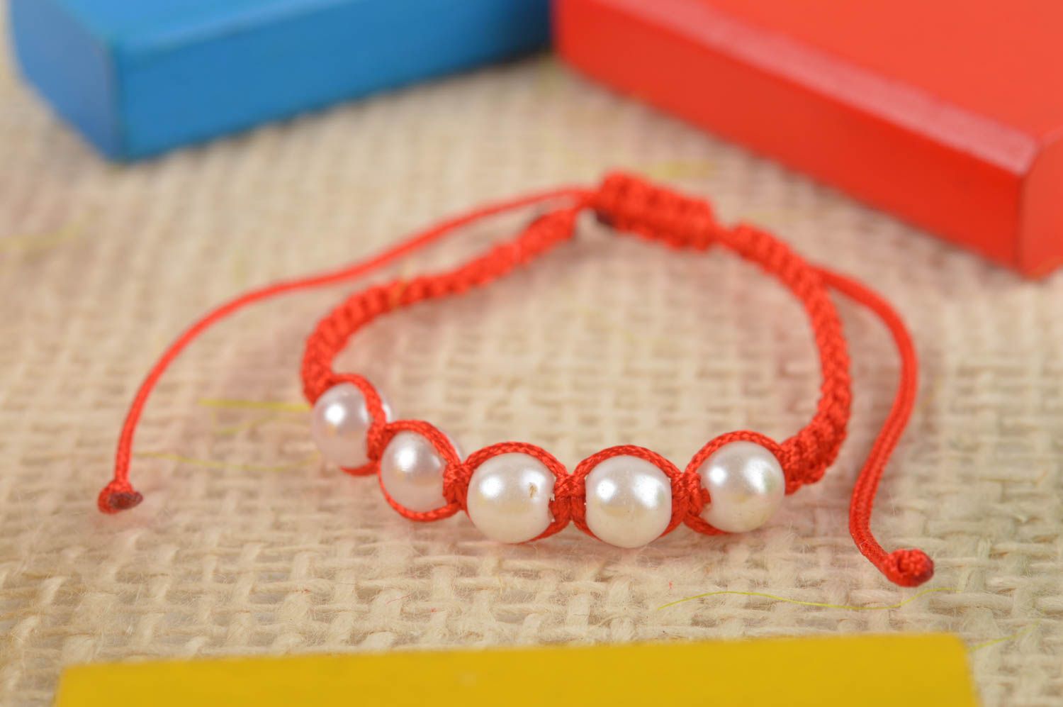 Bracelet tressé Bijou fait main rouge avec perles blanches Cadeau enfant photo 1