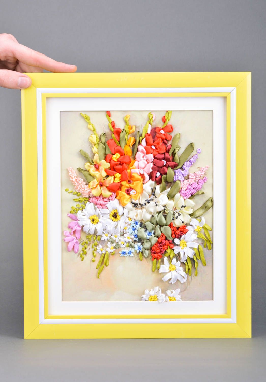 Tableau de fleurs en rubans de satin multicolore cadre jaune fait main photo 3